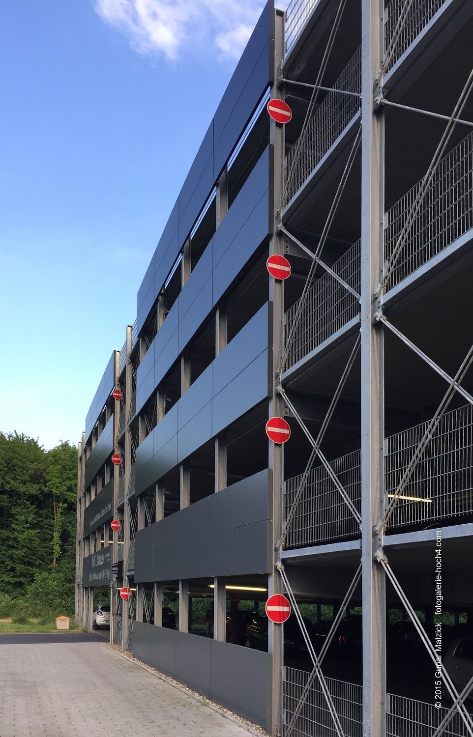 Kein Entkommen? Parken scheinbar ohne Ausweg. Nicht nur, dass Parkhäuser mittlerweile baulich eine Herausforderung sind, lassen die Hinweise auf die Verkehrsführung, insbesondere die Beschilderung im Allgemeinen, doch zu wünschen übrig. In die Jahre gekommene Parkhäuser sind eben häufig nicht mehr zeitgemäß. Zu kleine Parkbuchten z. B. werden aufgrund der Wirtschaftlichkeit nicht aufgegeben. Ja, aus 3 mach´ 2 Parkbuchten ist nicht ertragsreich, aber in besonders gekennzeichneten Bereichen würde es dem Kundenservice gut tun.