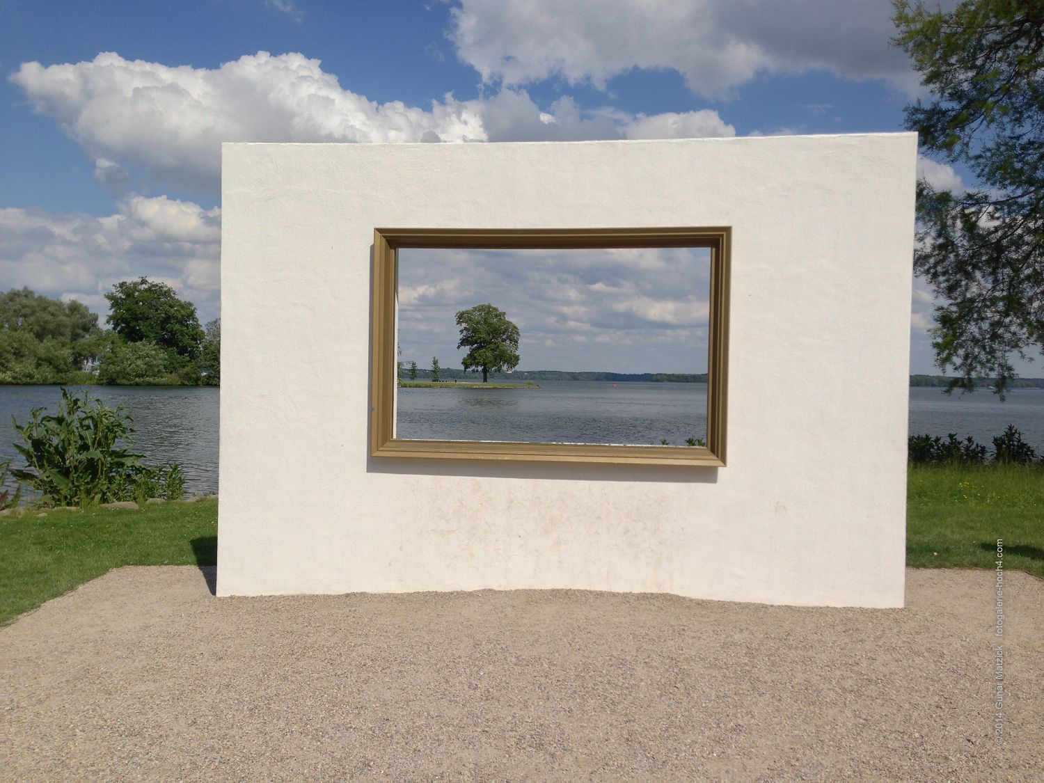 Neue Perspektiven in Schleswig. Optische Täuschung? Die eigene Vorstellungskraft setzt unzählige Gedanken frei. Schleswig, Deutschland.