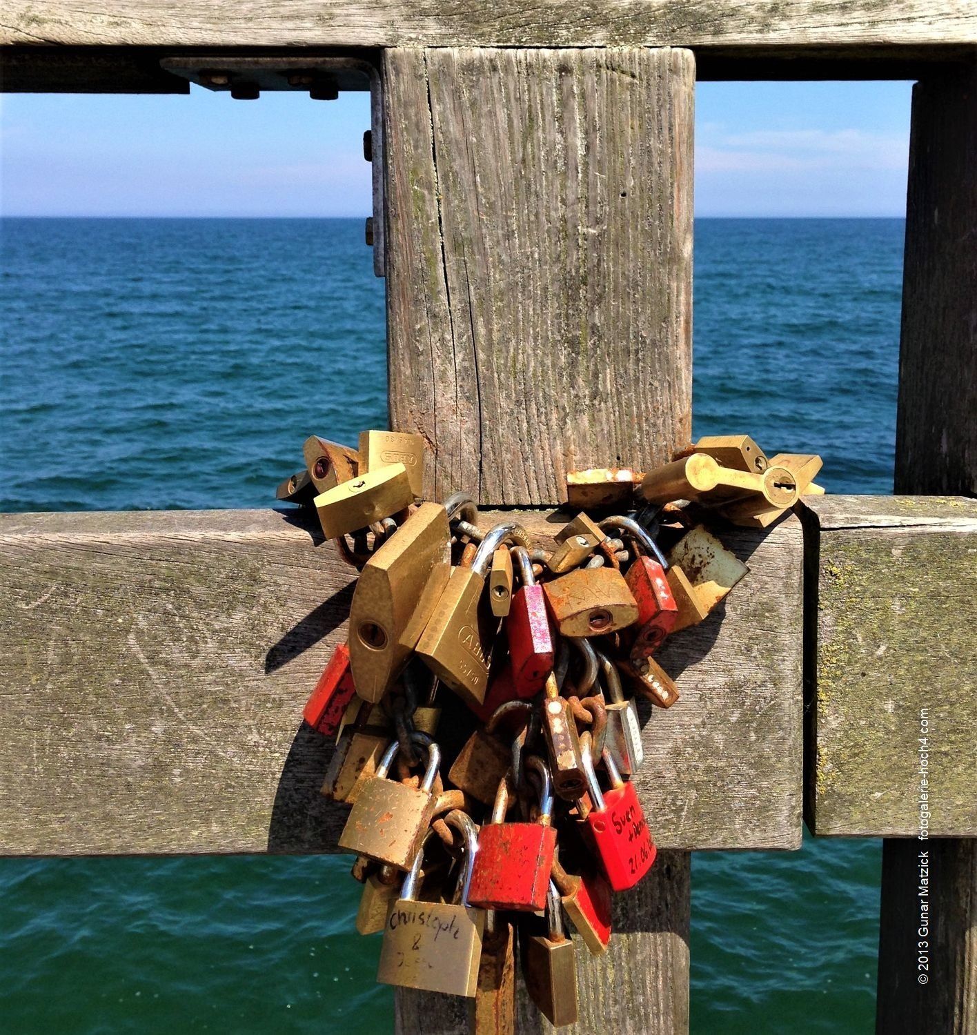 Am Horizont geht es weiter. Unendliche Liebe. Mit dem Blick auf das Meer wird das Ziel deutlich - Liebe auf immer. Am Anfang steht der Wunsch aller Beziehungen auf nimmer endender Zuneigung. Boltenhagen, Mecklenburg-Vorpommern.