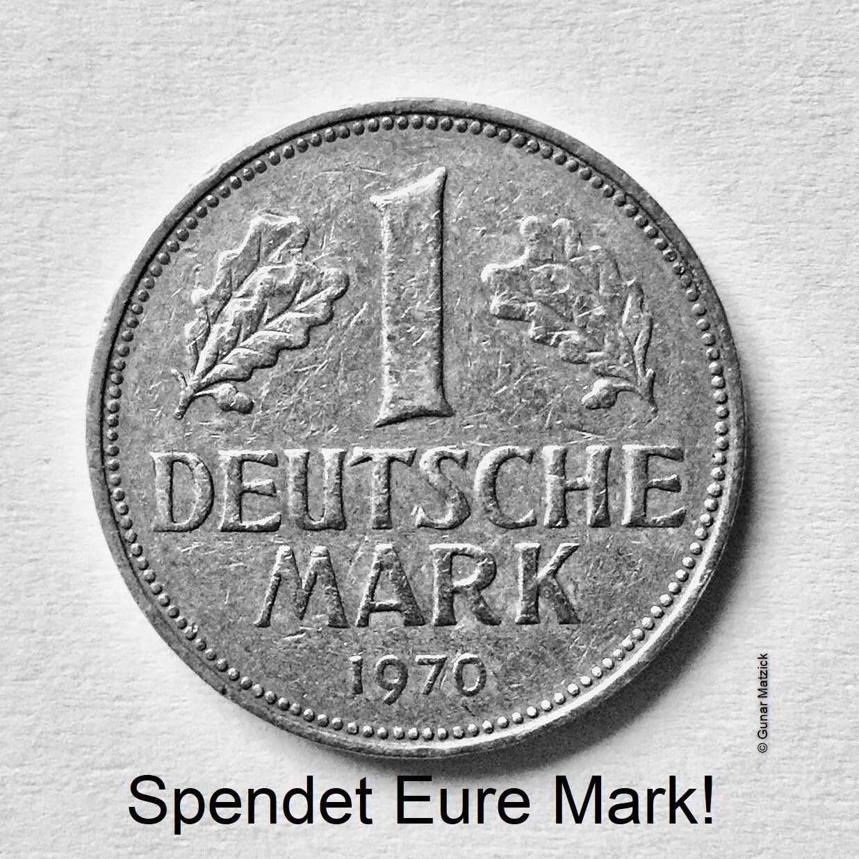 Spendet Eure Mark! Spendet Eure Mark! Nach der Euroeinführung sind noch Millionen von D-Mark-Scheinen und Milliarden Münzen nicht umgetauscht worden. Wo ist das Geld? Gut versteckt in Abflussrohren, Einmachgläsern, Vogelkäfigen, unter den Bodendielen, auf den Dachböden …. Laut Bundesbank sind Scheine und Münzen im Gesamtwert von mehr als 12 Milliarden Mark (rund 6 Milliarden Euro) im Umlauf. Trennt Euch von der D-Mark! Eine sinnvollere Verwendung, als versteckt zu werden, wäre das Spenden. Ob der Umtausch direkt bei der Bundesbank (dann als Spendeneinzahlung) erfolgt oder auf direktem Wege an den Spendenempfänger, egal wie – es gibt viele Hilfsbedürftige. Spendet Eure Mark!