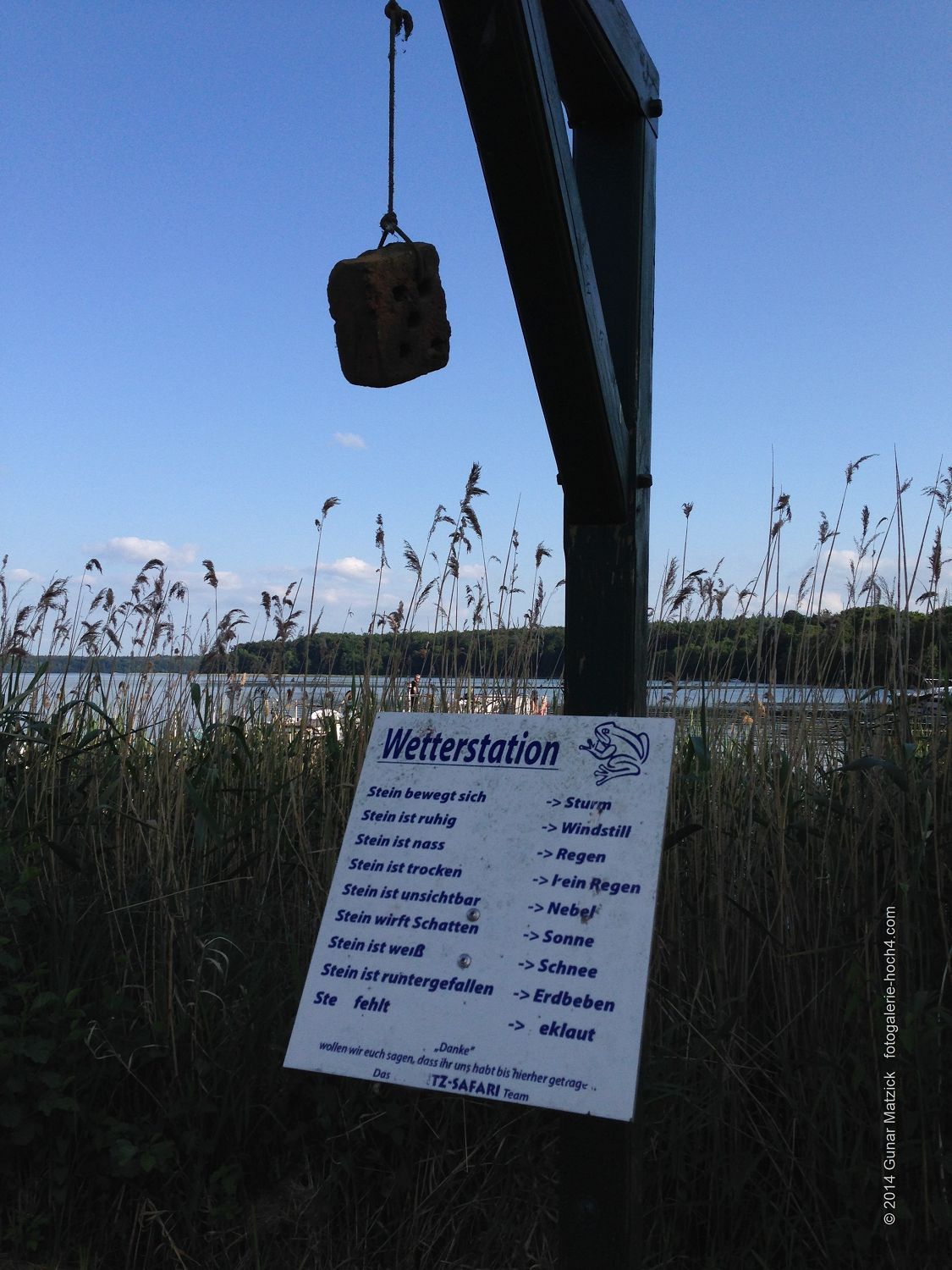 Hier übernimmt der Stein eine Hauptrolle. Klar und unmissverständlich. Wettervorhersage auf den Punkt gebracht. Mecklenburg-Vorpommern, Deutschland.