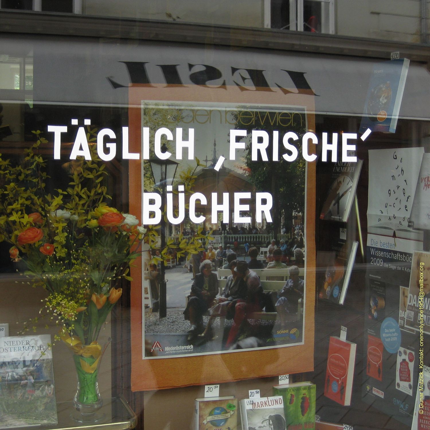 Ein klassicher Fall von Alles frisch. Herrlich, auf welche Idee diese Buchhandlung kommt. Ein Blickfang, wie er im Buche steht. Wien, Österreich,