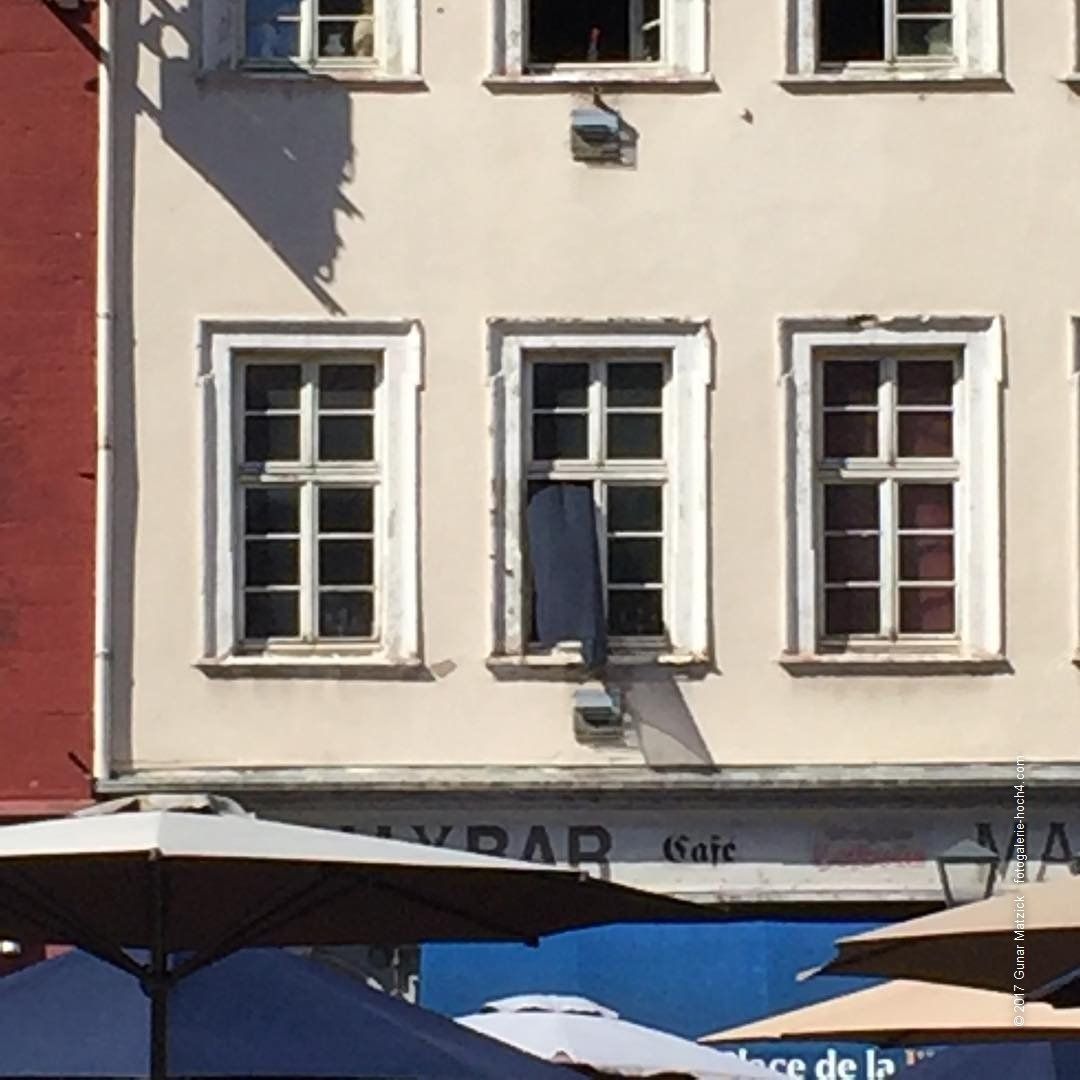 Mitten im bunten Treiben ein trauriger Anlass? Wenn die Fenster Trauer tragen. Die kleinen unauffälligen Zeichen. Heidelberg, Baden-Württemberg, Deutschland.