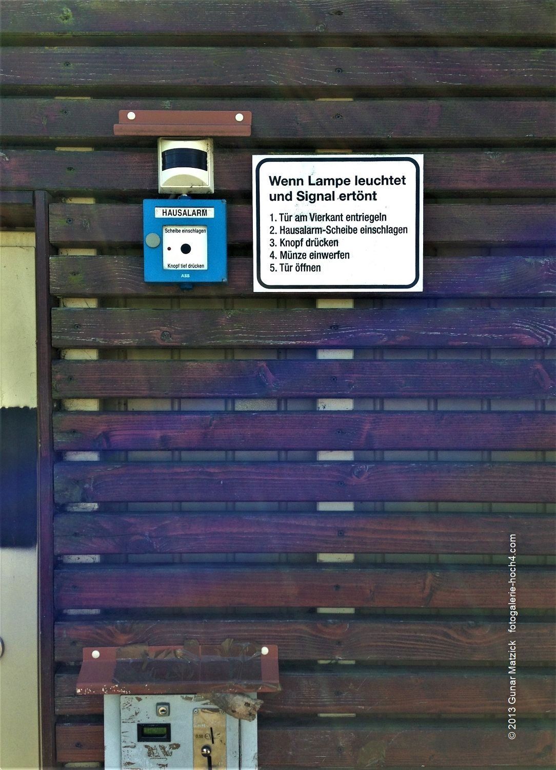 Ganz langsam auf der Zunge zergehen lassen. Wie jetzt? Da war schon die Bedienungsanleitung … „den Nippel durch die Lasche ziehen“... (man höre: Der Nippel, 1980, von Mike Krüger) nicht so einfach zu verstehen, aber diese Vorgehensweise im Notfall überfordert doch sicherlich den Betroffenen. Bedienungsanleitungen können es bekanntlicherweise wirklich in sich haben. Diese gehört sicherlich dazu. Schon gemein oder?