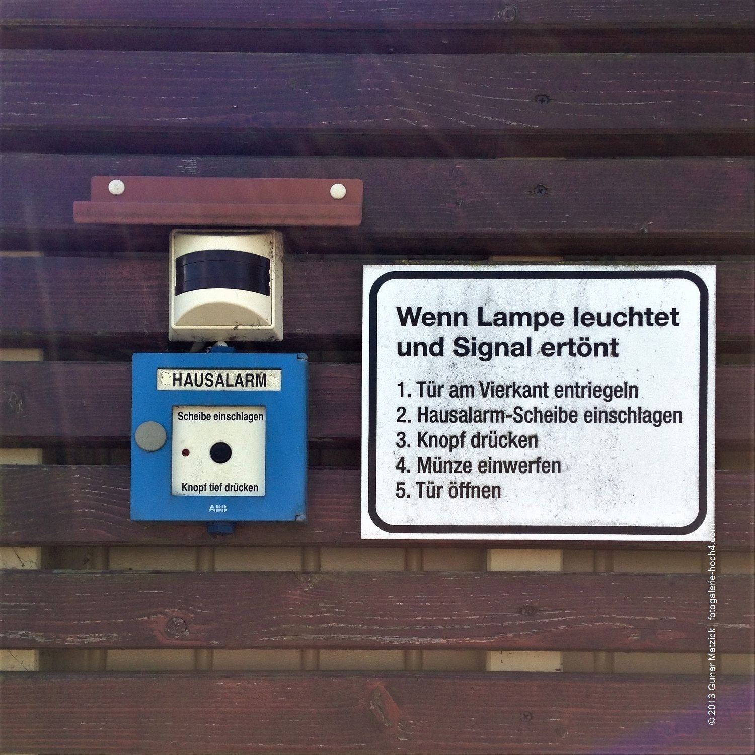 Ganz langsam auf der Zunge zergehen lassen. Wie jetzt? Da war schon die Bedienungsanleitung … „den Nippel durch die Lasche ziehen“... (man höre: Der Nippel, 1980, von Mike Krüger) nicht so einfach zu verstehen, aber diese Vorgehensweise im Notfall überfordert doch sicherlich den Betroffenen. Bedienungsanleitungen können es bekanntlicherweise wirklich in sich haben. Diese gehört sicherlich dazu. Schon gemein oder?