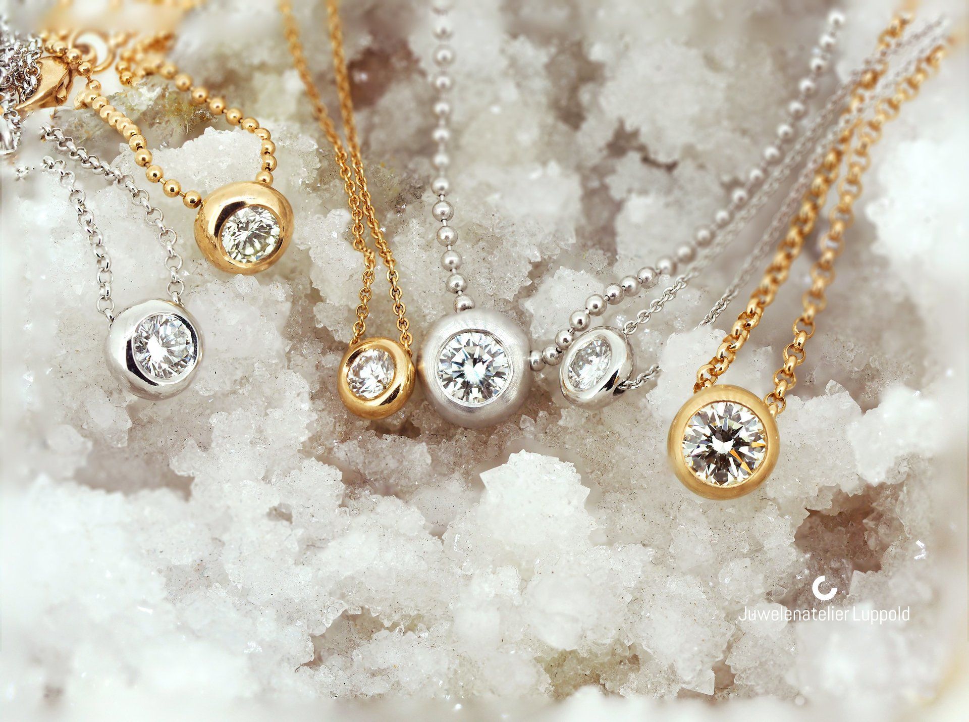 Brillantanhänger  gefasst in 750/-Weiß-,Gelb- und Rotgold