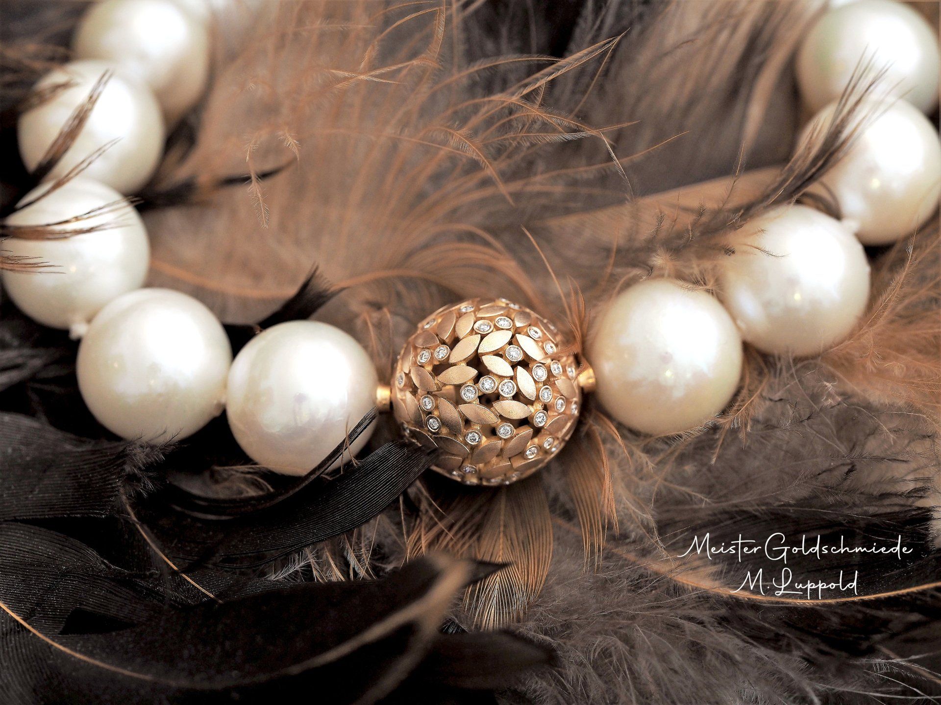 Collier mit Wechselschließe in 750/-Rotgold mit 82 Brillanten 0,50ct Süßwasserzuchtperlenkette