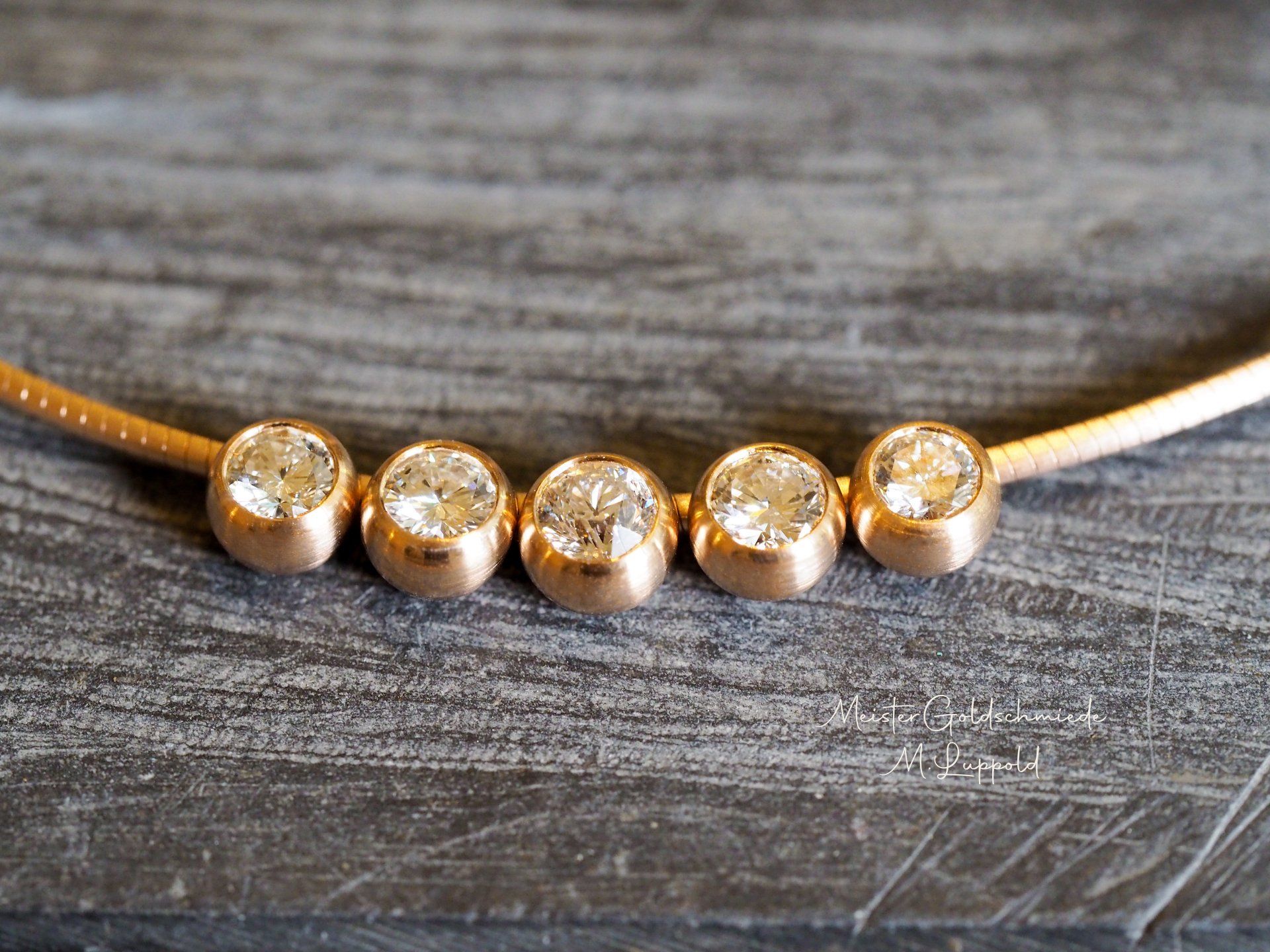 Neu angefertigtes Collier in 750/-Rotgold mit gebrachten Brillanten.