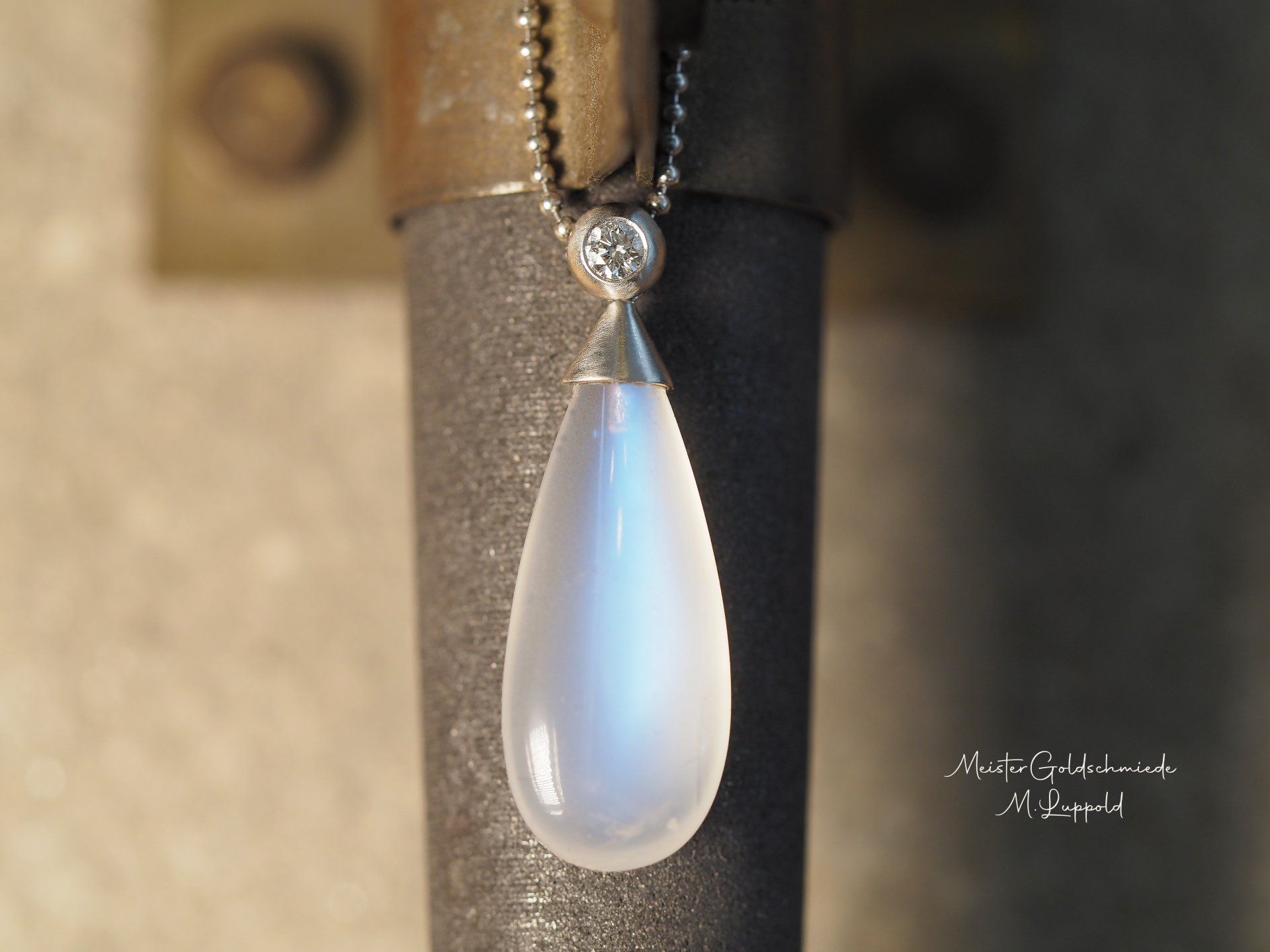 Mondsteintropfen hell mit 1 Brillant 0,10ct tw-vvs 750/-Weißgold