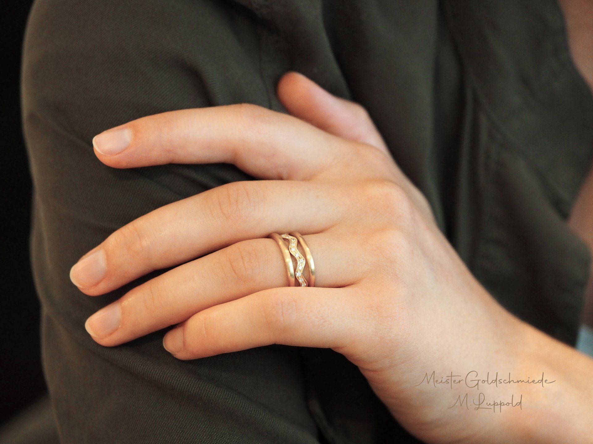 Zwei Reifringe 750/-Rotgold und ein Wellenring 750/-Rotgold mit Brillanten