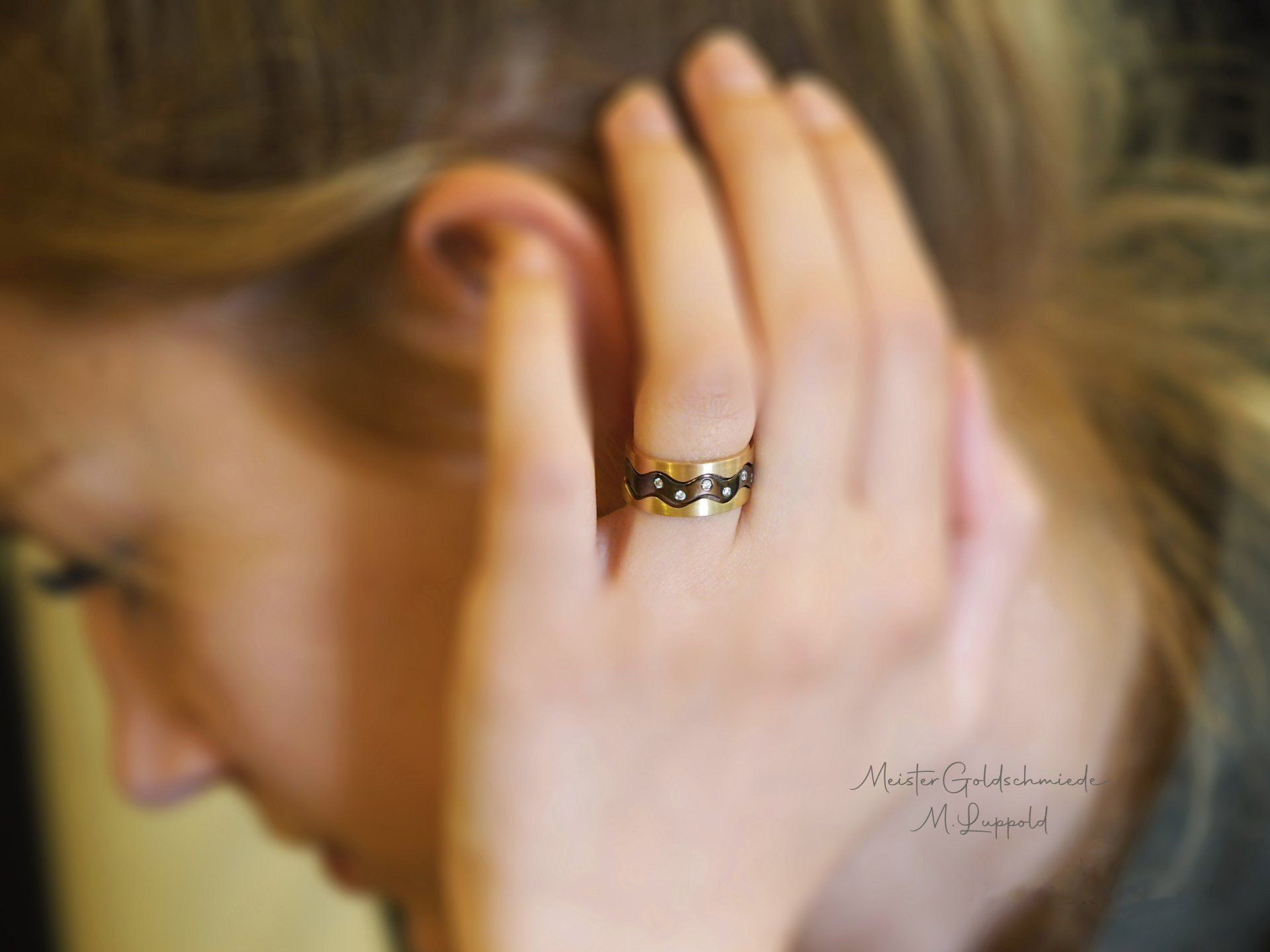 Zwei Halbwellen Ringe 750/-Gelbgold und ein Wellenring Edelstahl mit Brillanten