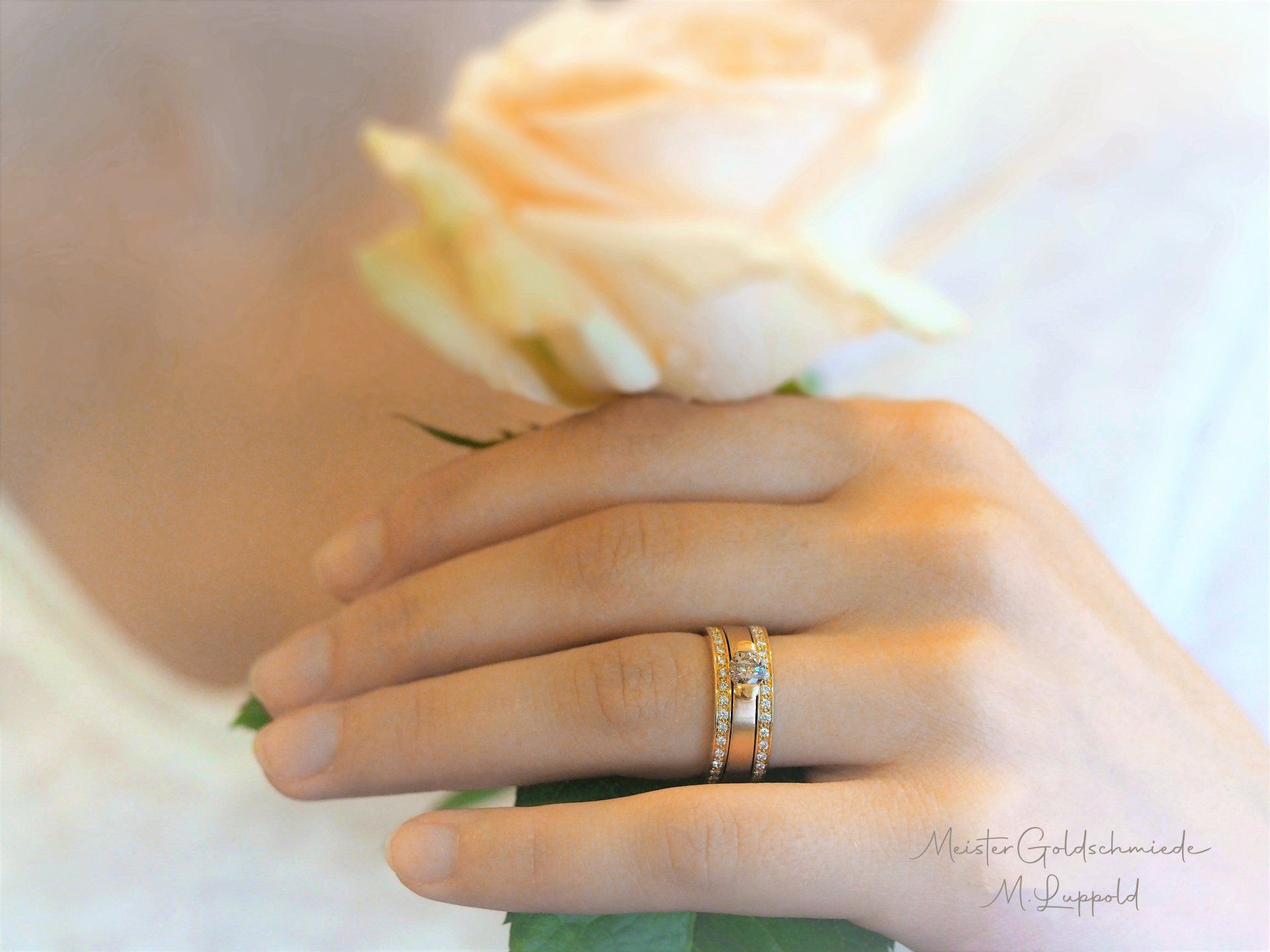 Zwei Memoireringe 750/-Rotgold mit Brillanten und ein Solitairering 750/-Rotgold mit 1 Brillant 0,30ct