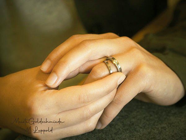 Zwei Ringe 750/-Weißgold ein Solitairering 750/-Weiß- und Gelbgold mit Brillant