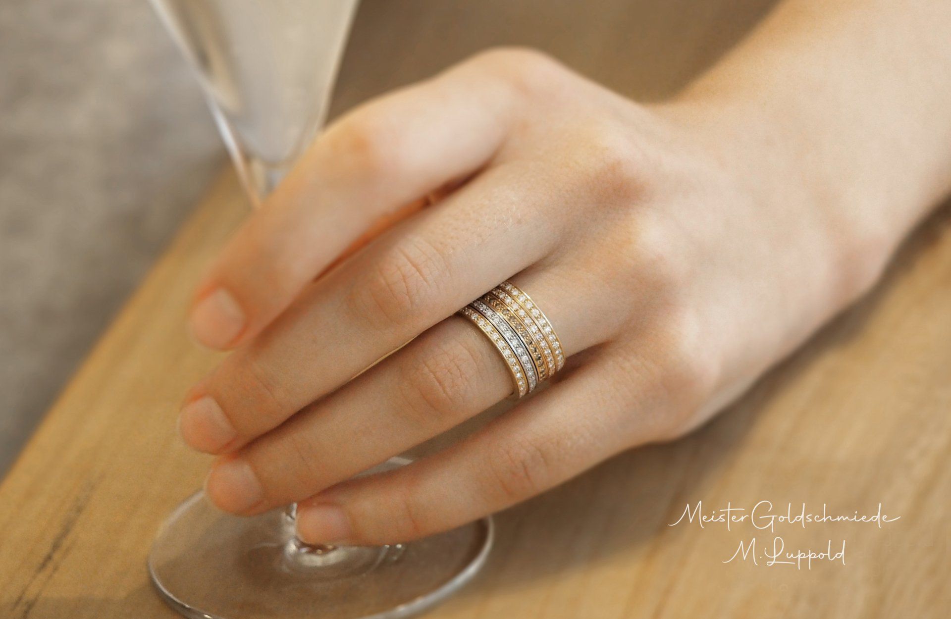 Memoireringe in 750/-Weiß-, Gelb- und Rotgold mit Brillanten