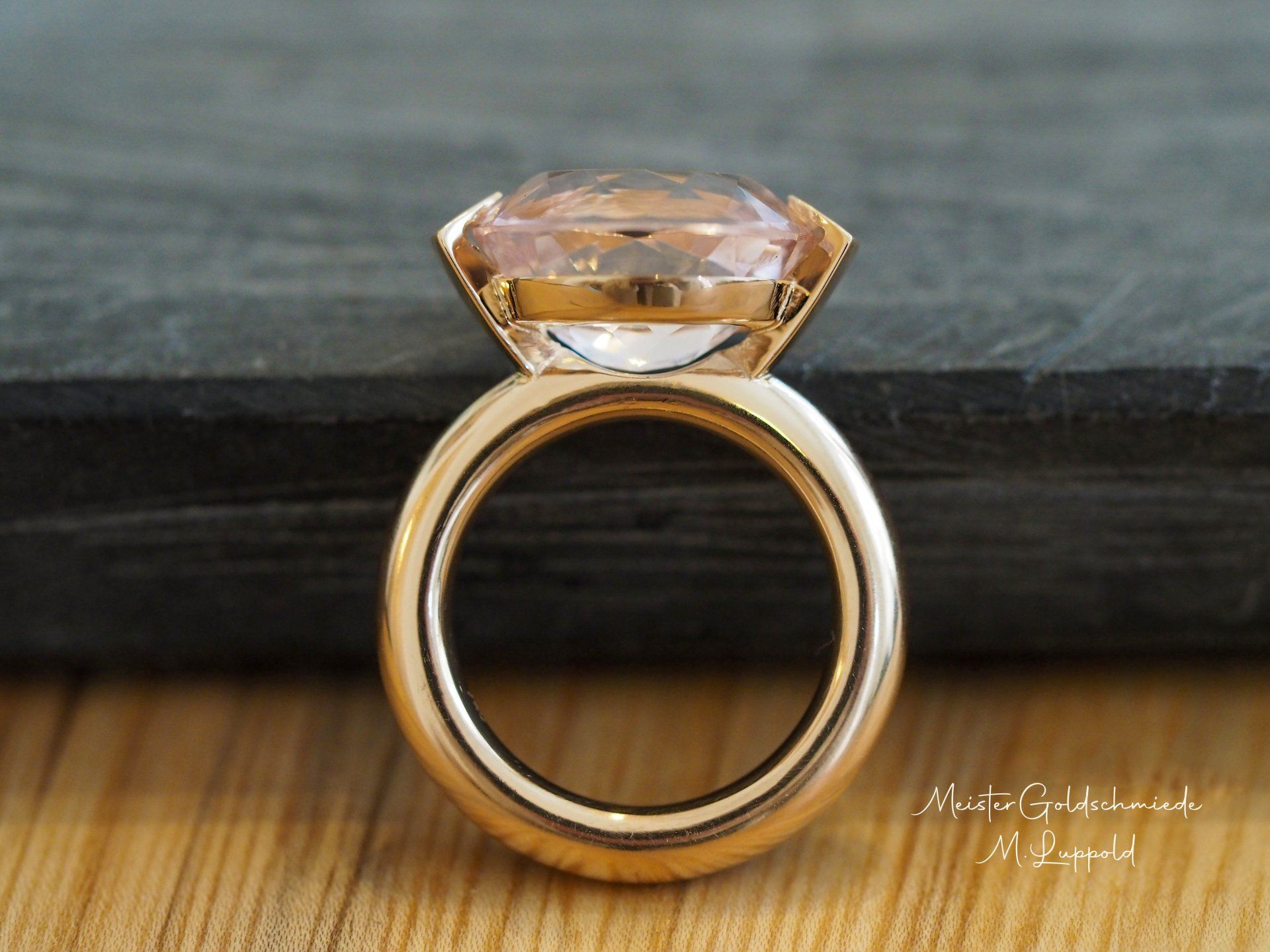 Kunzit Stein mit neuer Fassung in 750/- Rotgiold