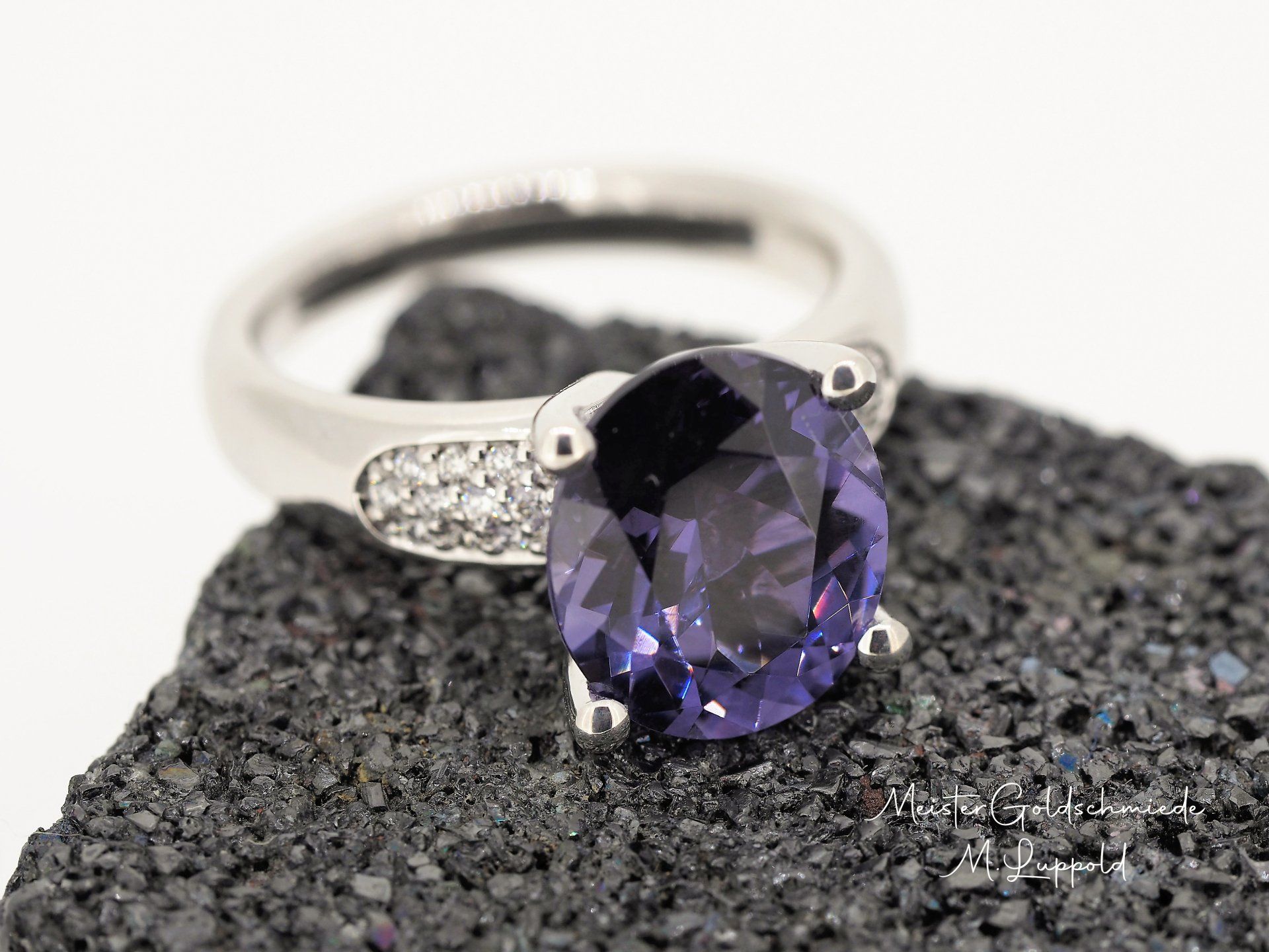 Neuanfertigung Ringfasssung in 750/- Weißgold für einen gebrauchten Spinell Stein.