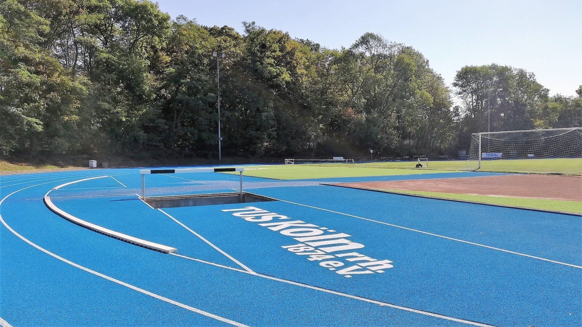 :: 2020.08 :: SpA TuS Köln rrh. erhält die erste blaue Laufbahn Köln :: 2020.08 :: SpA TuS Köln rrh. erhält die erste blaue Laufbahn Köln