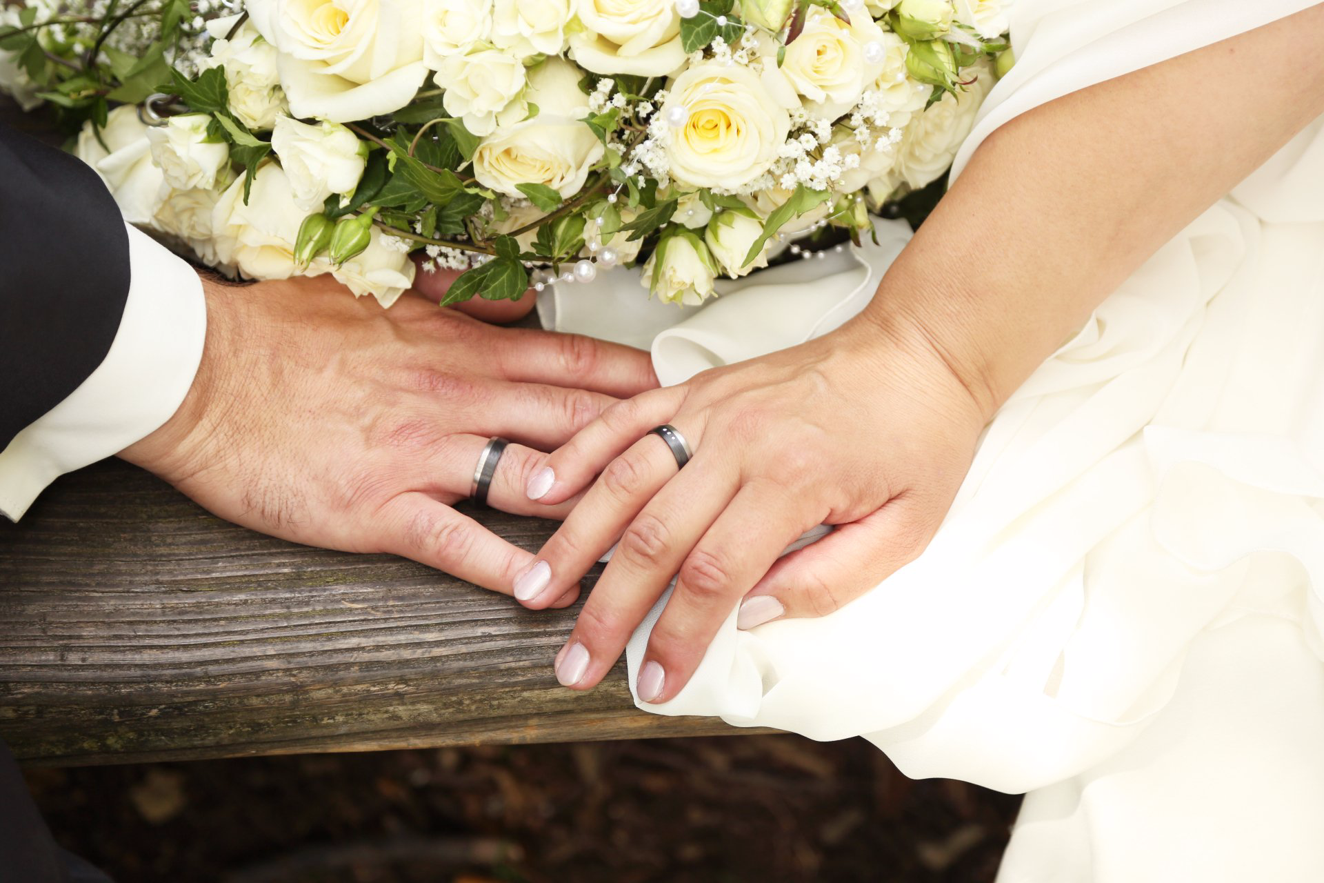 Zwei Ringe, ein Versprechen. Mein Mann und ich haben 2017 geheiratet und ich habe für ihn in der Kirche gesungen.