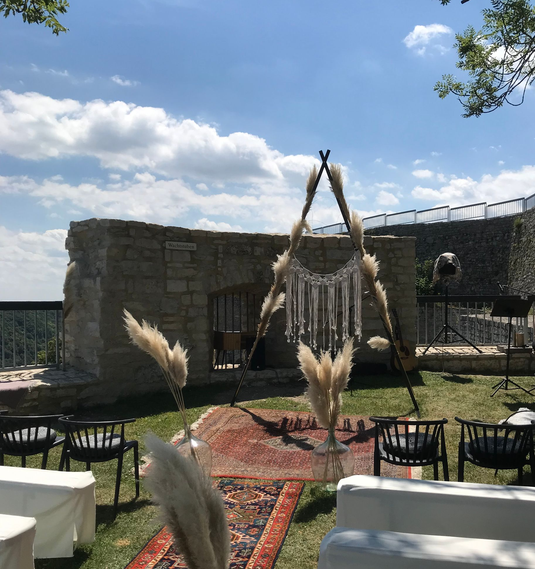 Freie Trauung auf der Burg Hohen Neuffen im strahlenden Sonnenlicht mit blauem Himmel