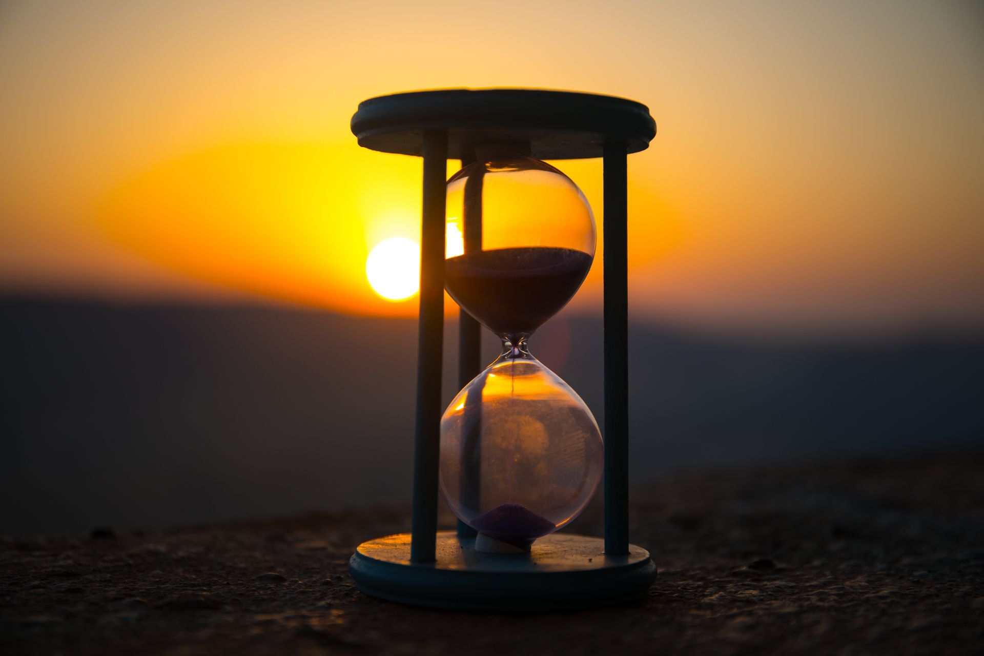 Die Sanduhr steht symbolisch für die bleibenden Erinnerungen die sich im Herzen sammeln und niemals verloren gehen.