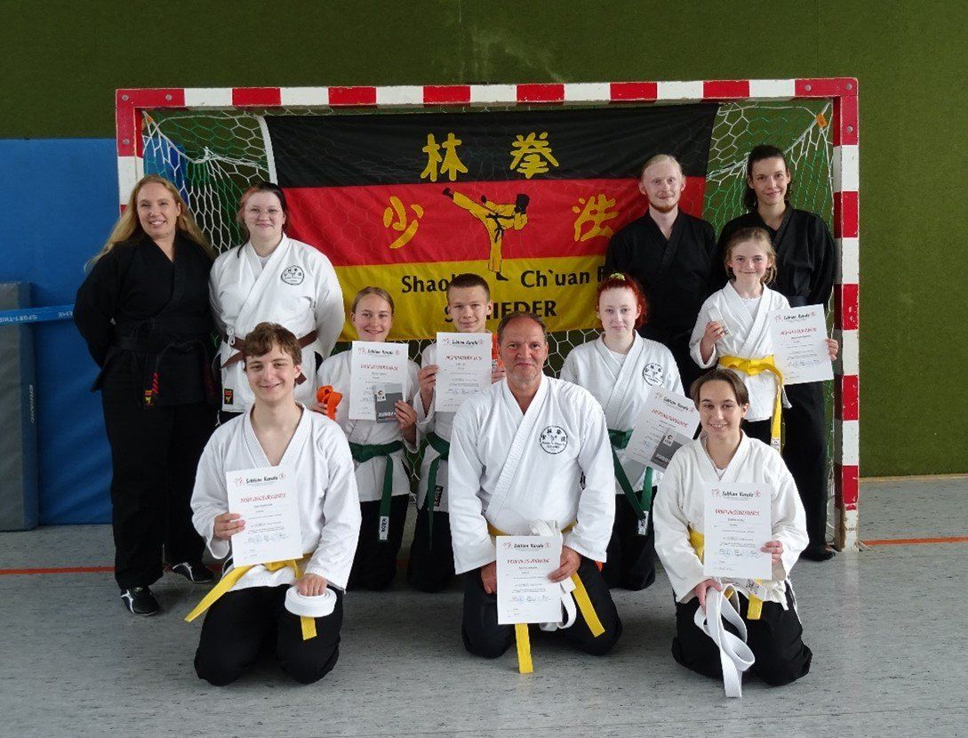 Bestandene Prüfung beim Shaolin Ch‘uan Fa Schieder Teilnehmer der Prüfung beim Shaolin Ch‘uan Fa Schieder