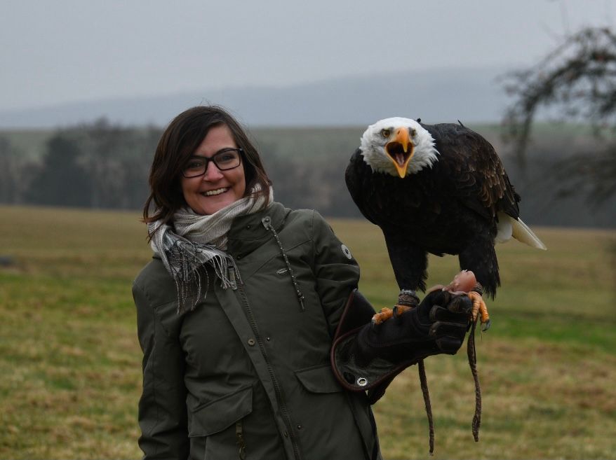 Sandra Brugger mit Kamera in der Natur
