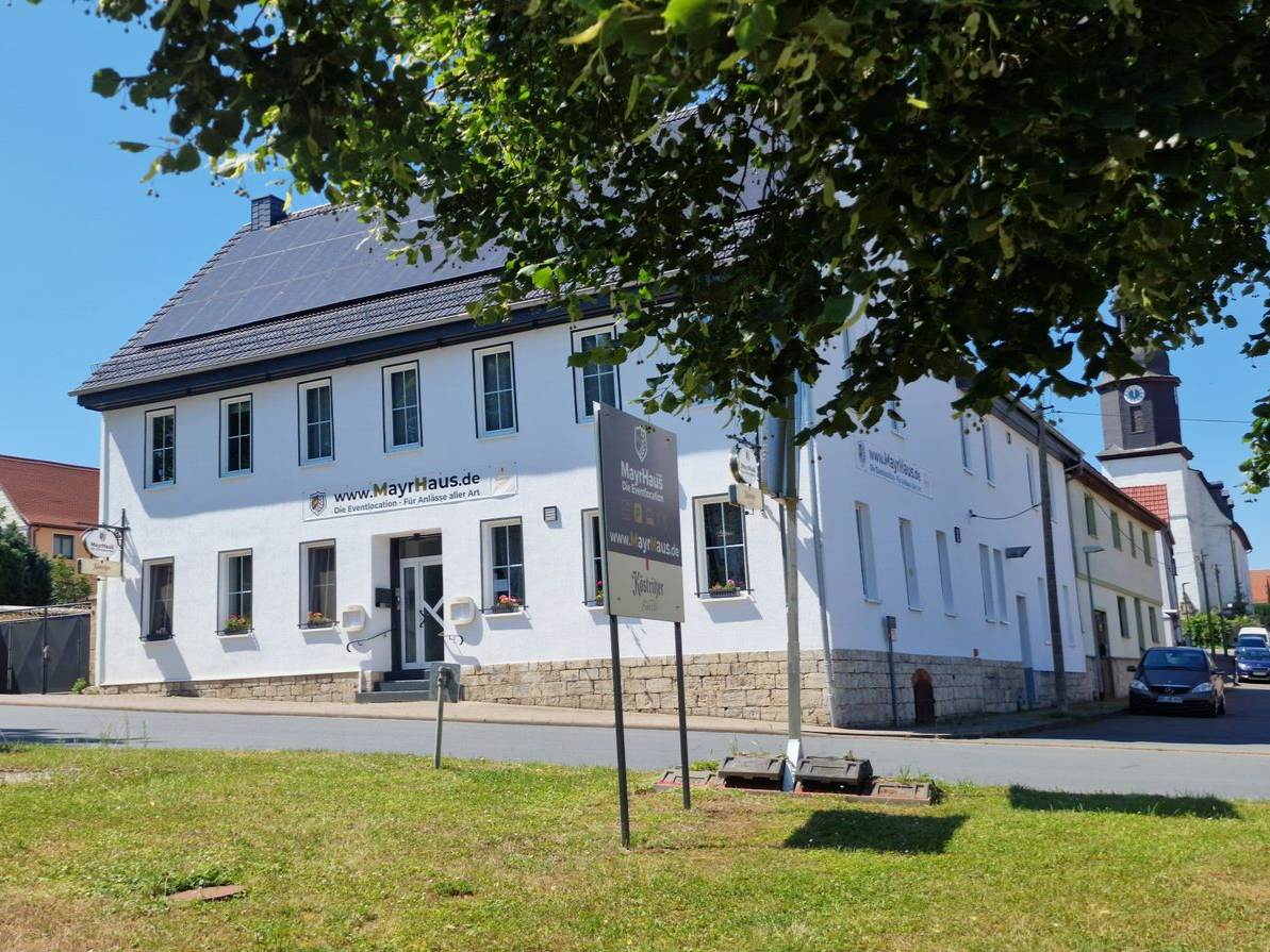 Nachhaltige Eventlocation mit Pavillon und Außenbühne