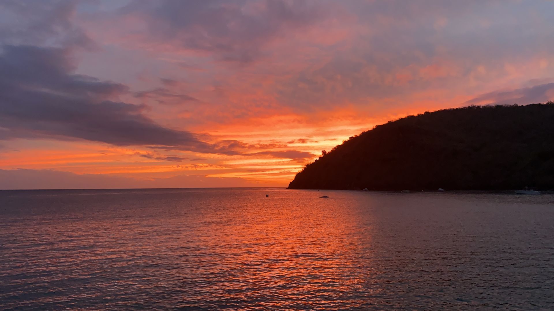 Coucher de soleil sur la mer en Martinique observé lors d’une balade en bateau vers la baignoire de Joséphine.
