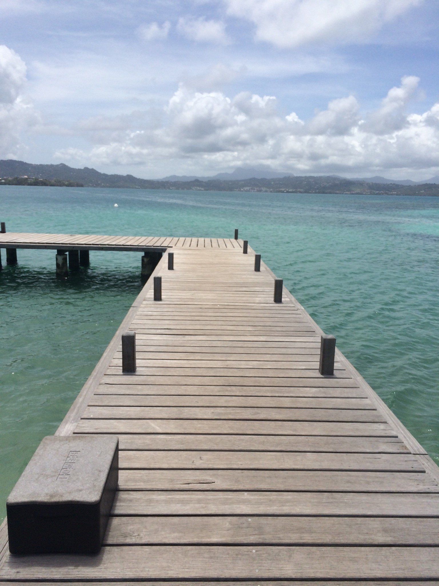 Vue sur la mer depuis un ponton en Martinique lors d’une balade en bateau vers les fonds blancs et la baignoire de Joséphine.