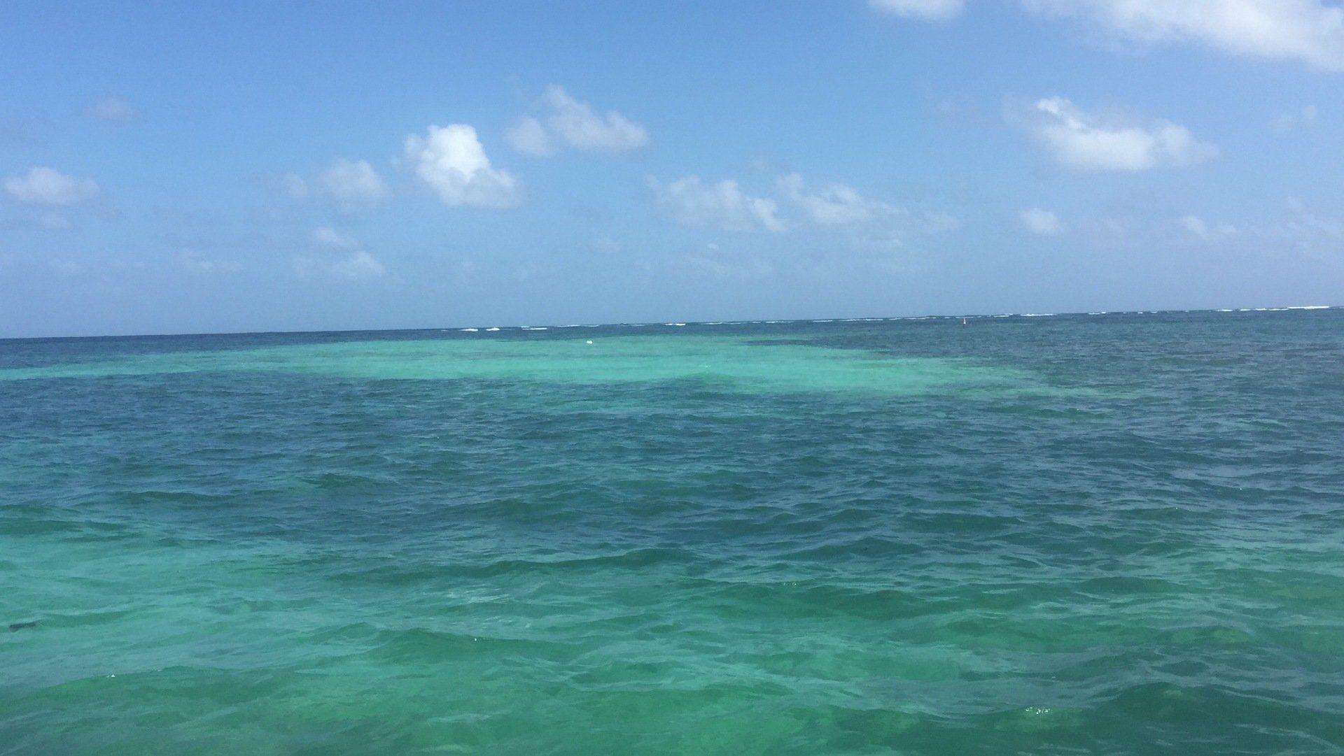 Étendue d’eau turquoise aux fonds blancs de Martinique lors d’une balade en bateau à la baignoire de Joséphine.