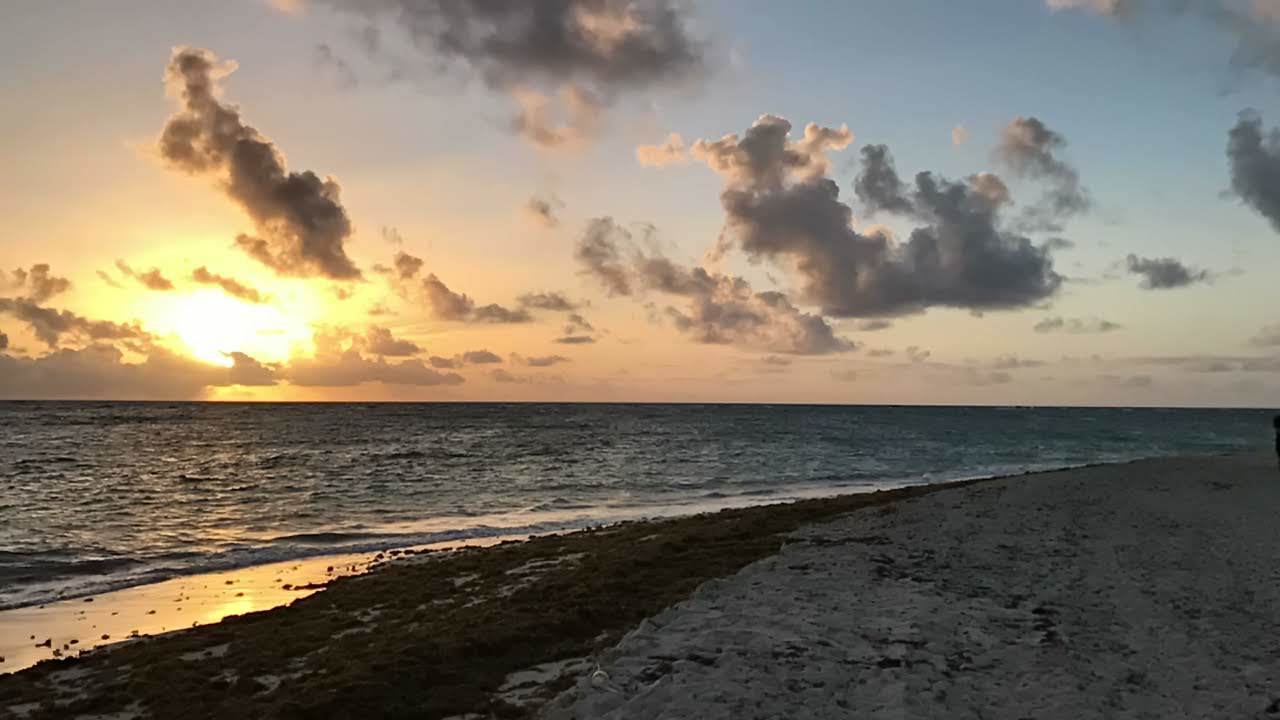 Plage en Martinique au coucher du soleil, observée lors d’une balade en bateau en fin de journée.