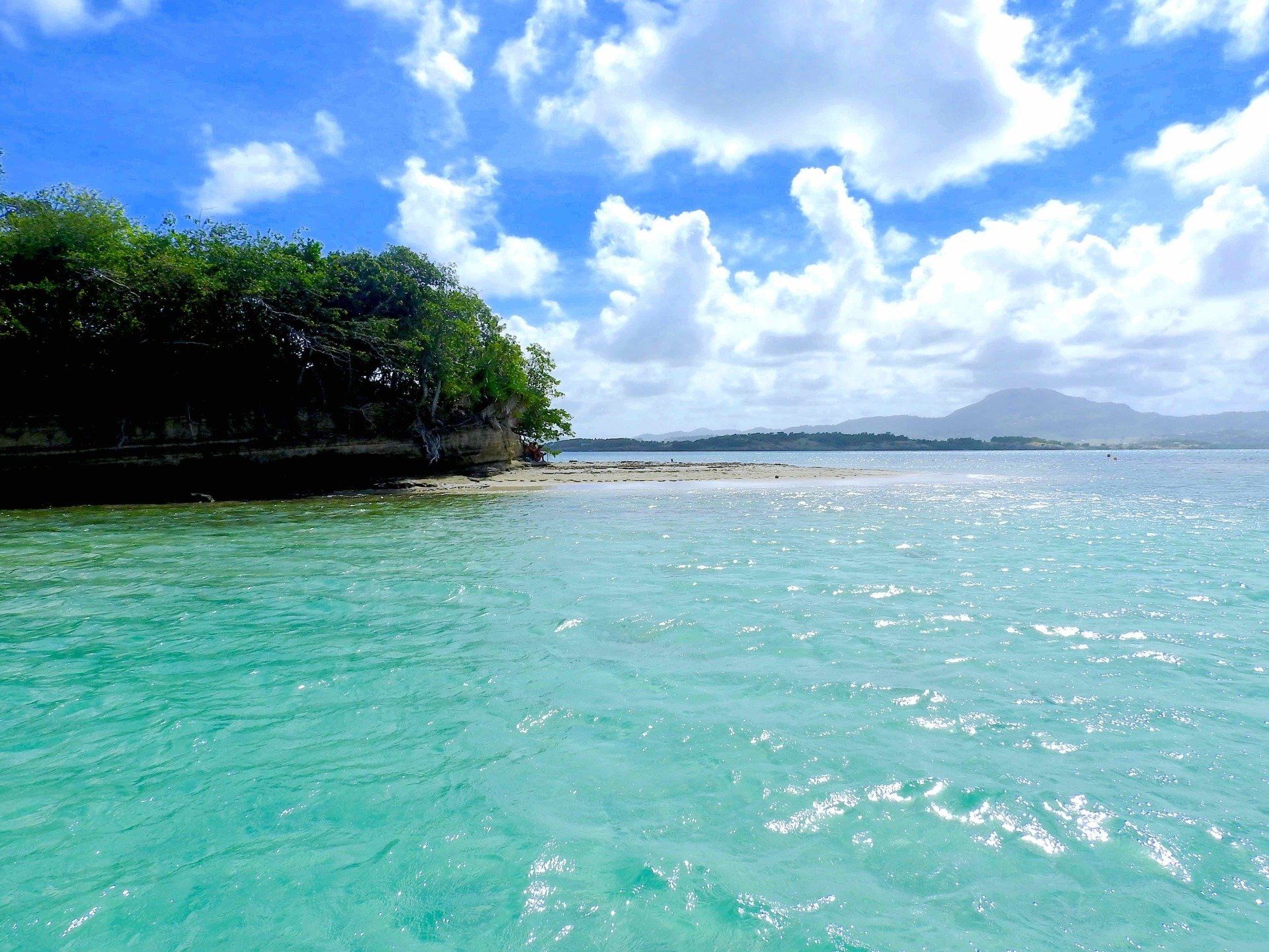 Vue des fonds blancs de Martinique lors d’une balade en bateau près de la baignoire de Joséphine, îlet Thierry.