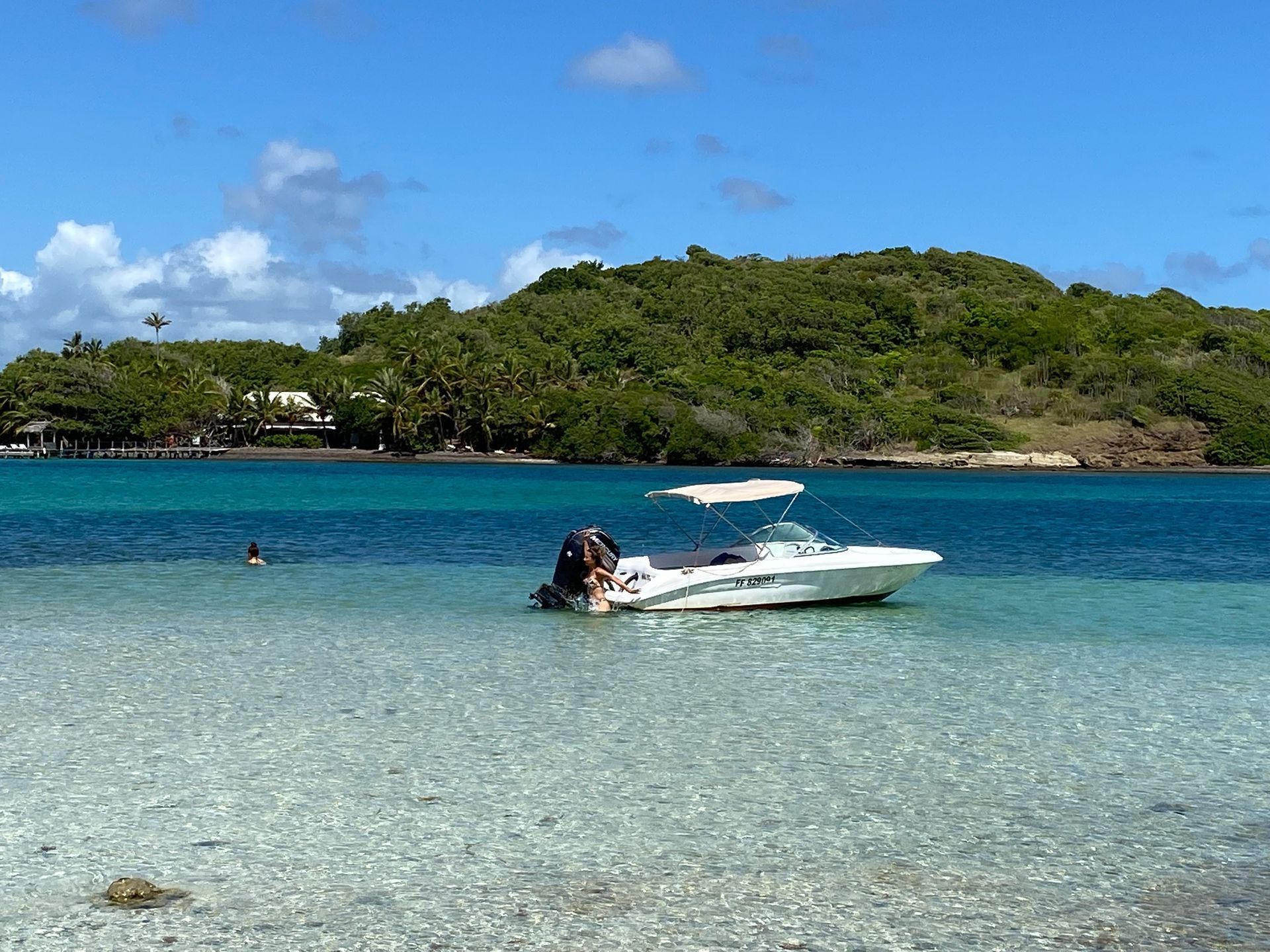 Bateau sur les fonds blancs cote au vent