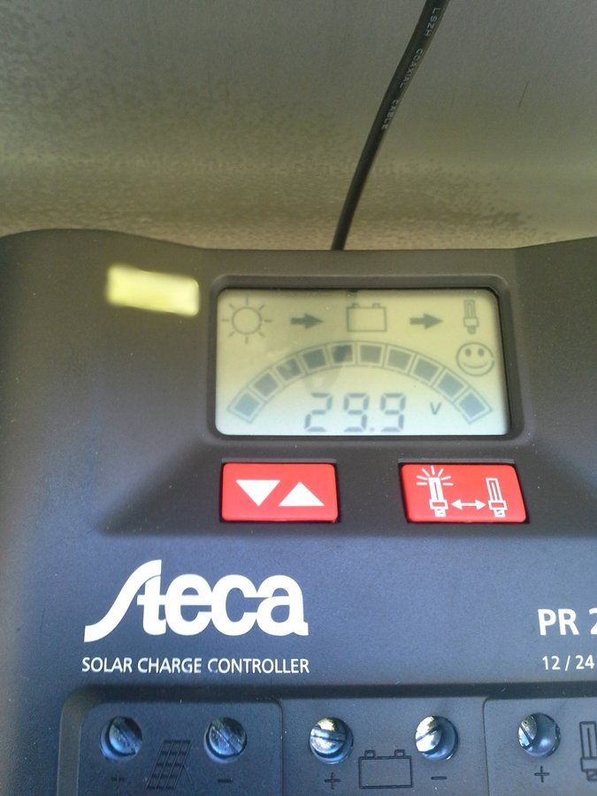 Checking the battery and the power supply for solar cells on the wind measuring mast