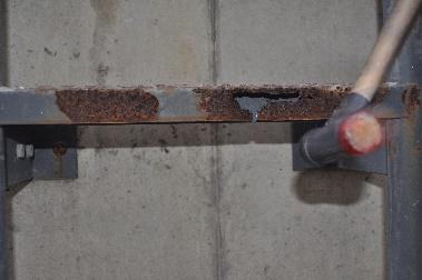 Defekte Sprosse einer Steigleiter