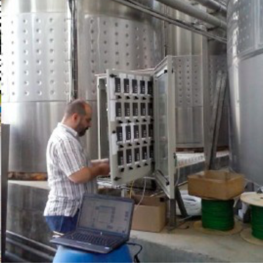 técnico trabajando en una bodega