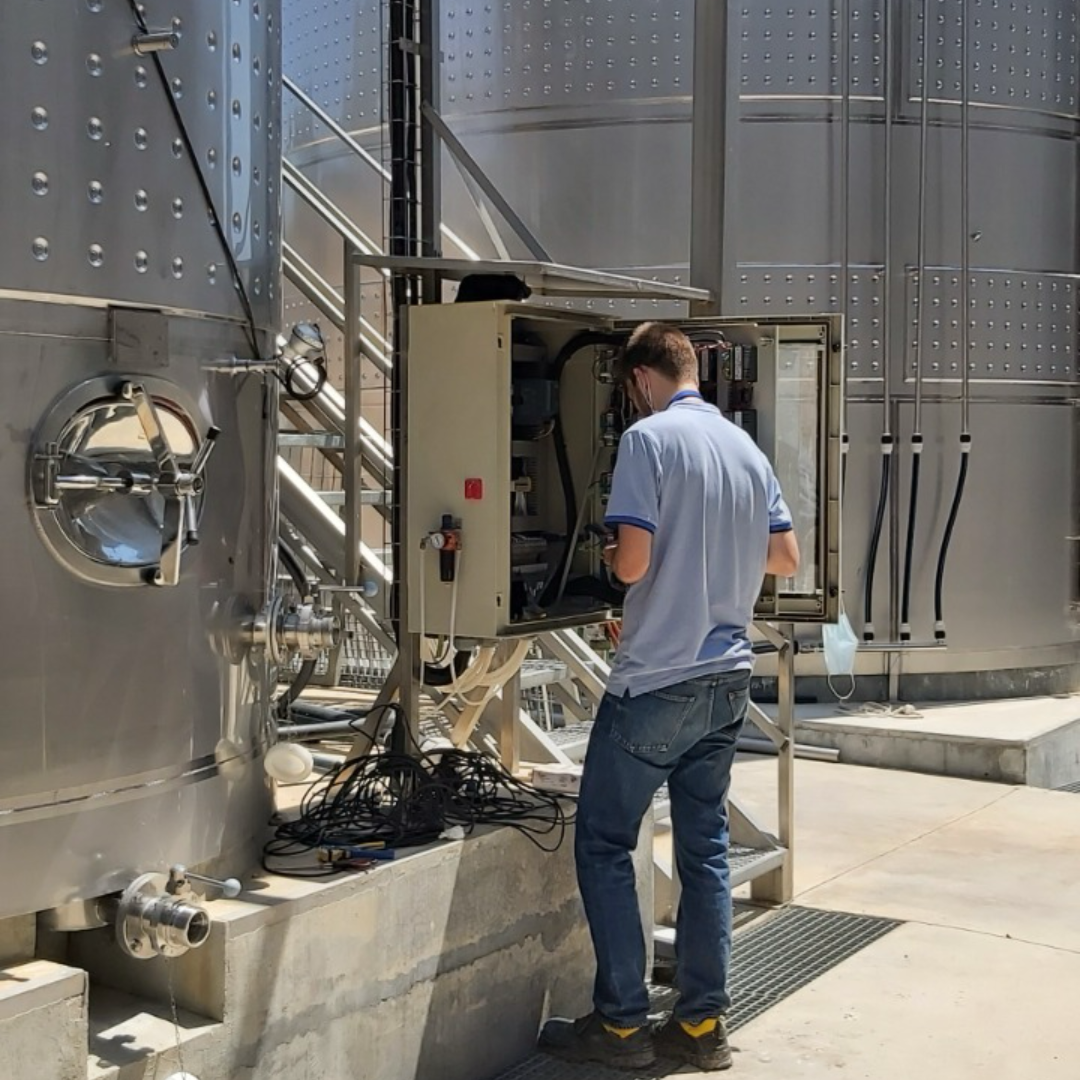 técnico trabajando en una bodega exterior