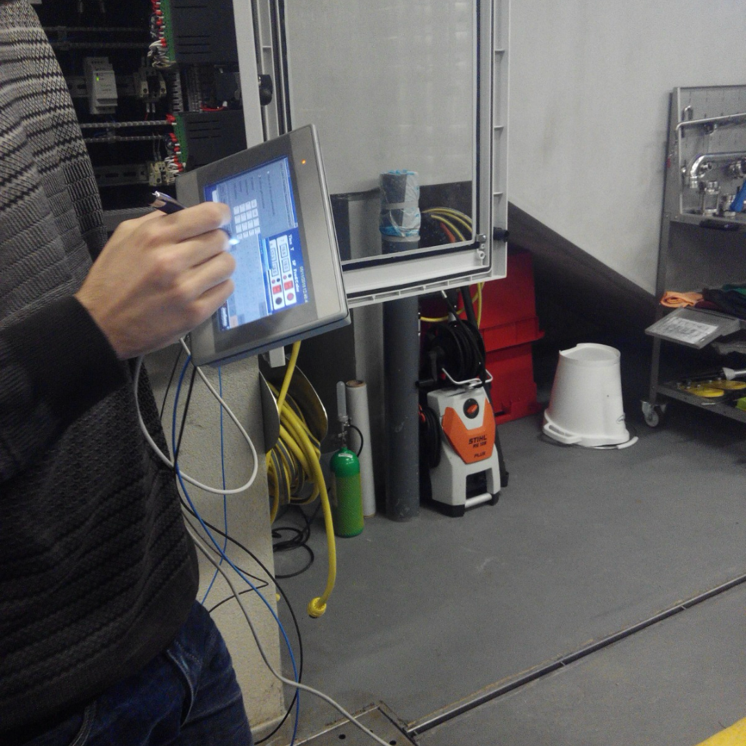 configuración de una pantalla HMI para el control de una bodega