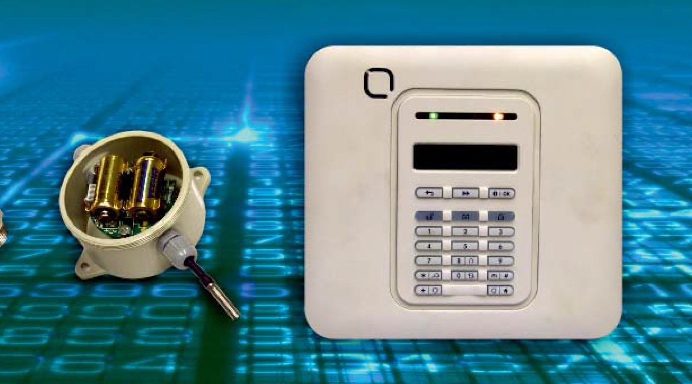 Imagen del dispositivo CPU SENSINEXT con teclado físico para configuración de transmisión.