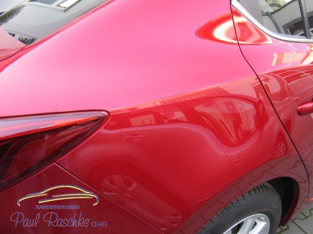 Mazda 3 Schadenaufnahme - Vor der Reparatur - Rotes Auto