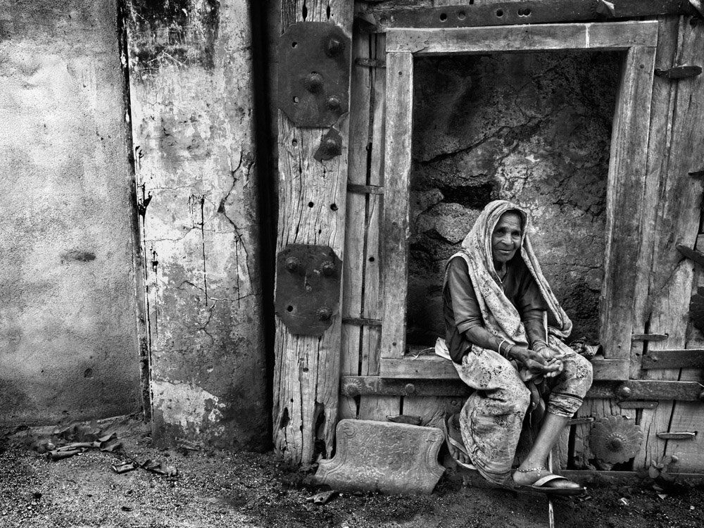 Portrait noir et blanc d'une vieille femme - photo noir et blanc de rue