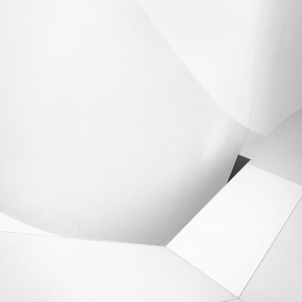 Solitude du triangle : série de photographie noir et blanc abstraite - architecture d'intérieur graphique sur des volumes faits par des plafonds et des murs