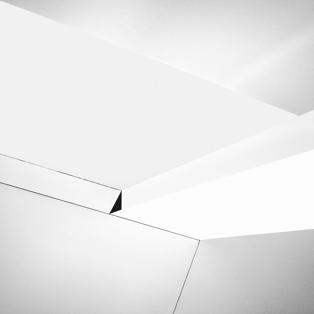 Solitude du triangle : série de photographie noir et blanc abstraite - architecture d'intérieur graphique sur des volumes faits par des plafonds et des  murs