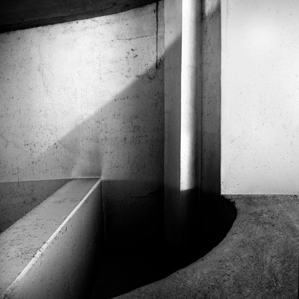 Horizons : série de photographies noir et blanc abstraite - volumes de bétons amenant des contrastes ombre et lumière mettant en relief textures et contrastes graphique et géométriques