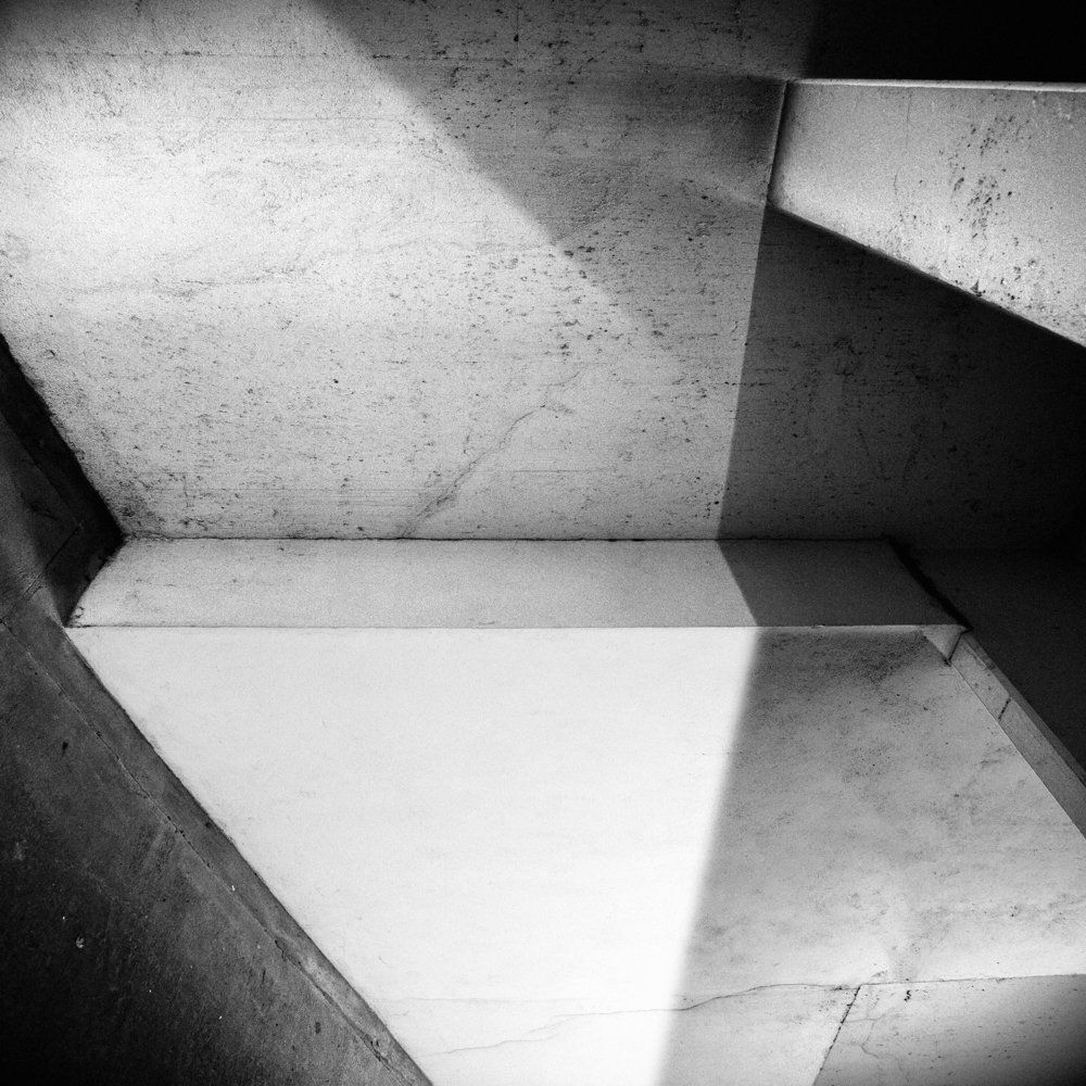 Horizons : série de photographies noir et blanc abstraite - volumes de bétons amenant des contrastes ombre et lumière mettant en relief textures et contrastes graphique et géométriques