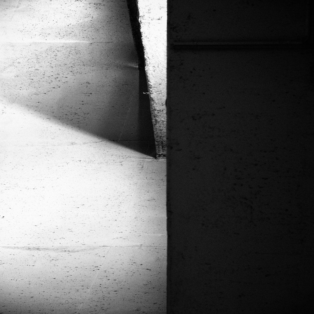 Horizons : série de photographies noir et blanc abstraite - volumes de bétons amenant des contrastes ombre et lumière mettant en relief textures et contrastes graphique et géométriques