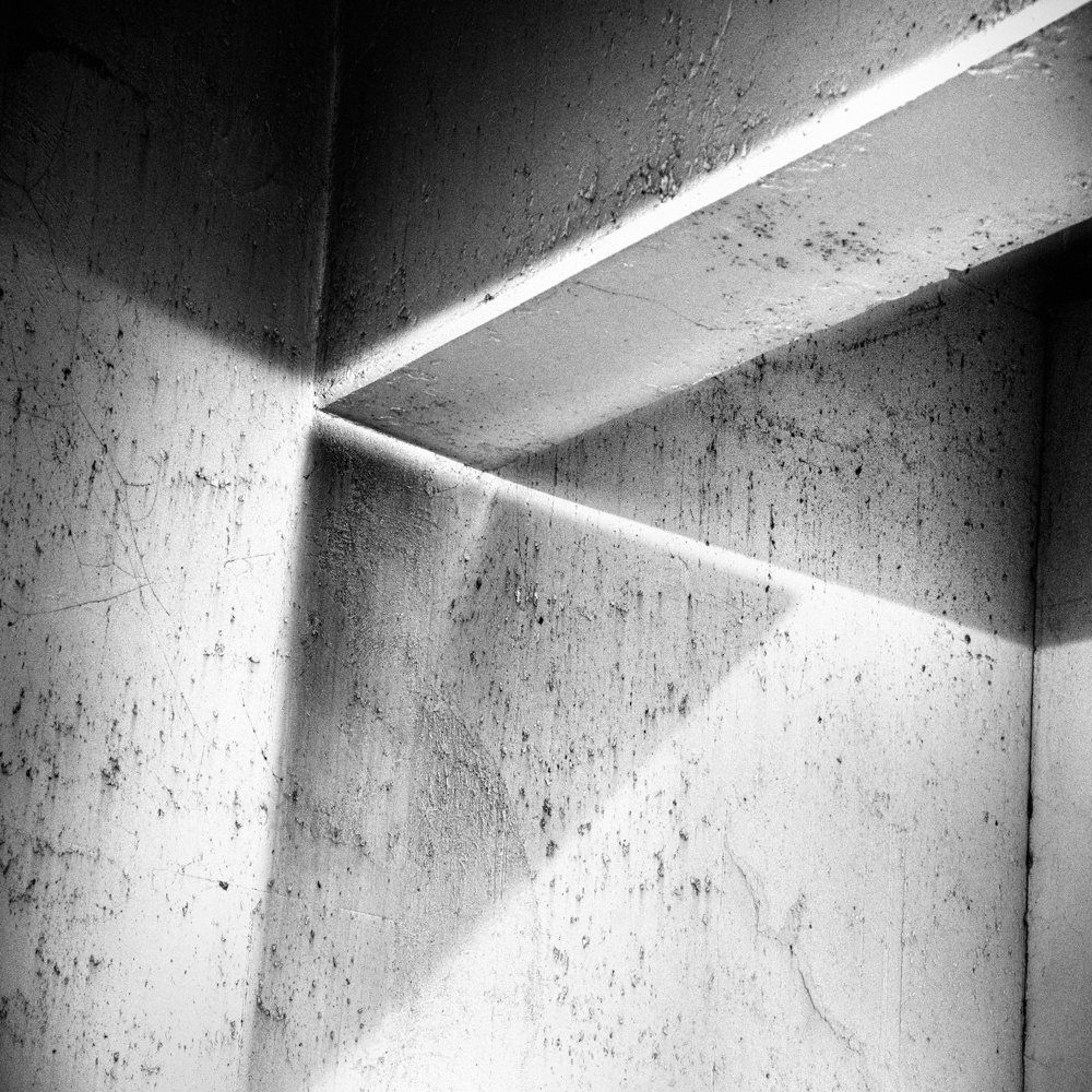 Horizons : série de photographies noir et blanc abstraite - volumes de bétons amenant des contrastes ombre et lumière mettant en relief textures et contrastes graphique et géométriques