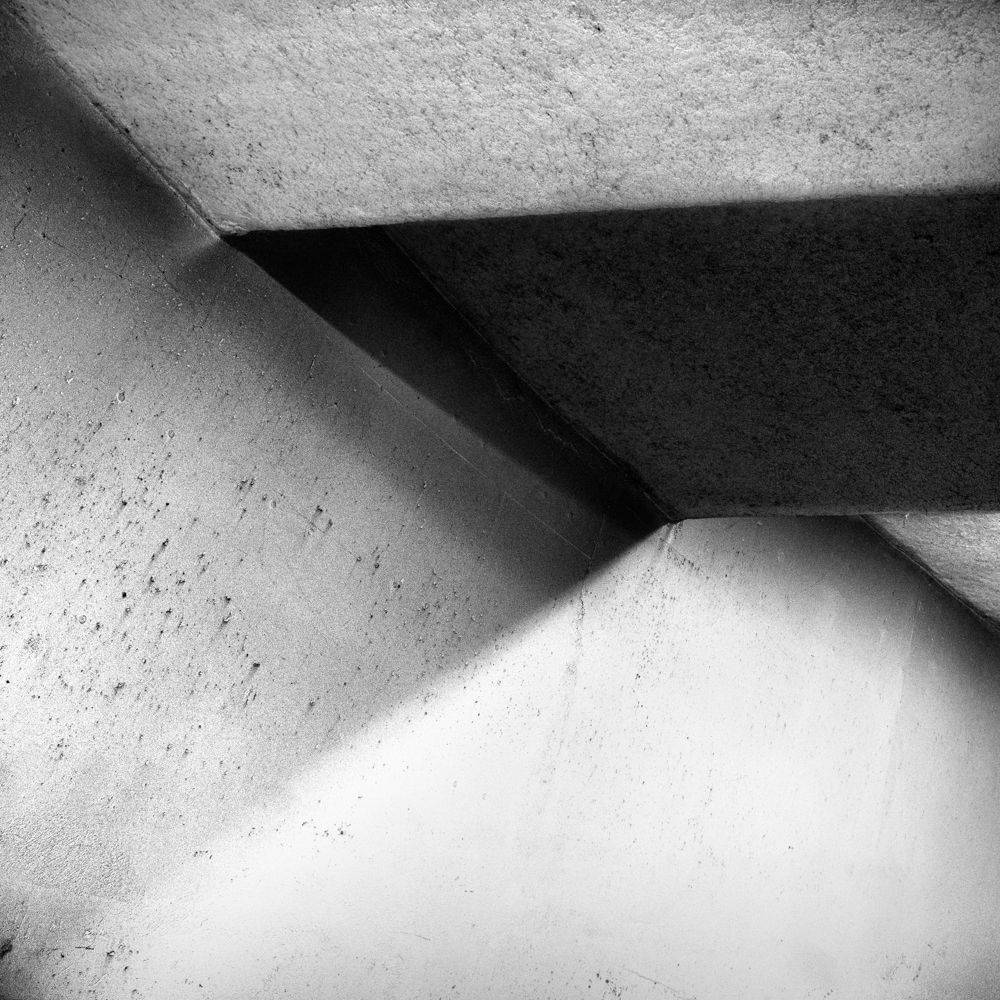 Horizons : série de photographies noir et blanc abstraite - volumes de bétons amenant des contrastes ombre et lumière mettant en relief textures et contrastes graphique et géométriques