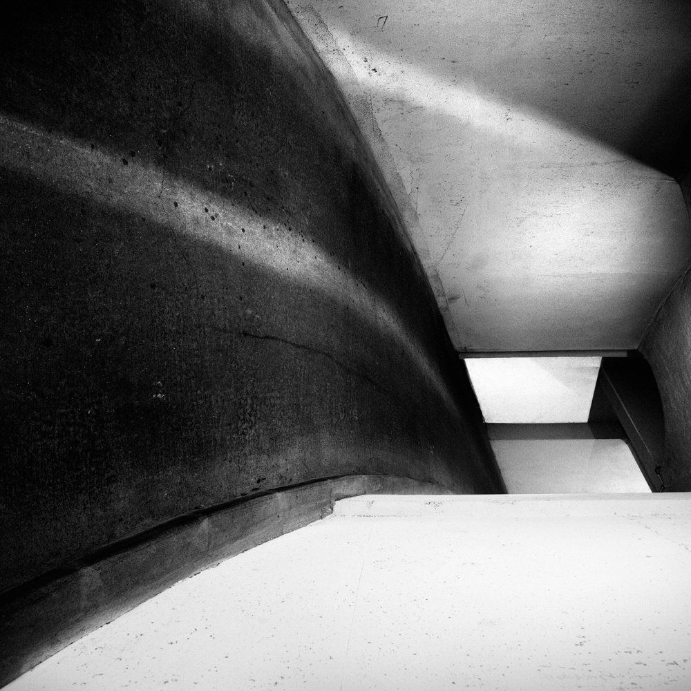 Horizons : série de photographies noir et blanc abstraite - volumes de bétons amenant des contrastes ombre et lumière mettant en relief textures et contrastes graphique et géométriques