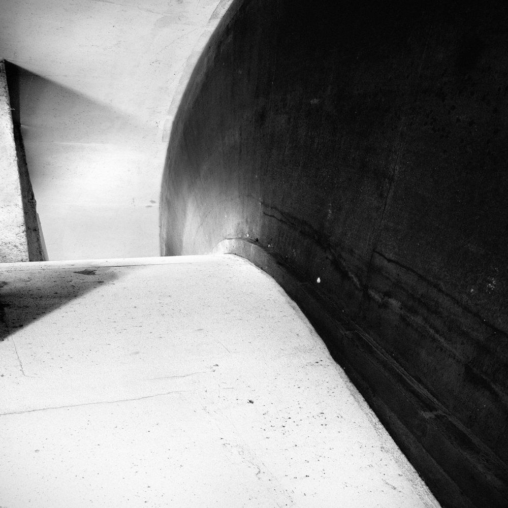 Horizons  : série de photographies noir et blanc abstraite - volumes de bétons amenant des contrastes ombre et lumière mettant en relief textures et contrastes graphique et géométriques